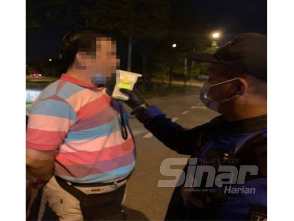 Salah seorang pemandu yang melakukan ujian pernafasan alkohol.