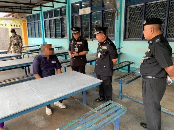 Mat (tiga dari kanan) meluangkan masa bertanya khabar salah seorang banduan yang sedang menunggu giliran untuk membuat panggilan Skype dengan keluarganya. 