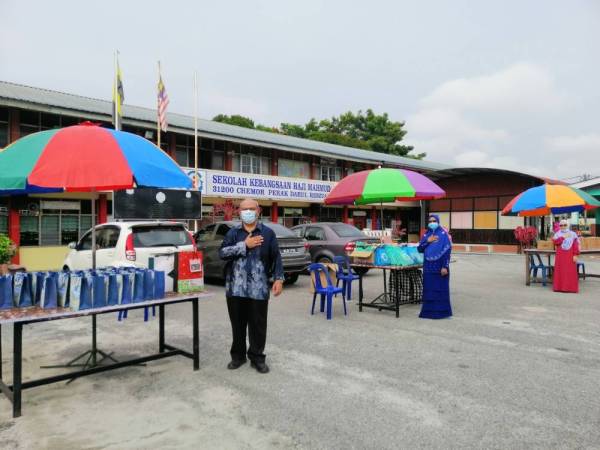 Abdul Latiff bersama Salamiah dan Mahani yang diraikan dalam hari persaraan di SK Haji Mahmud, Chemor hari ini. 