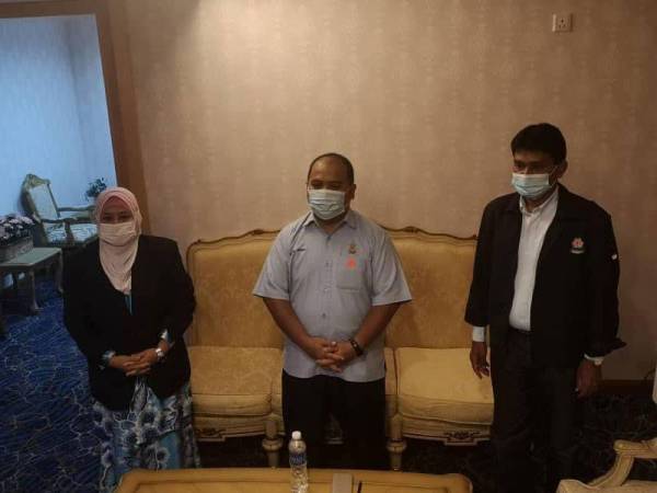 Ermeemarianna (kiri) bergambar bersama ADUN Taman Medan, Syamsul Firdaus Mohamed Supri (dua dari kanan) dan Ahli Majlis MBPJ Zon 1, G. Suaise (kanan) selepas sidang media hari ini. Foto: Ihsan FB Syamsul Firdaus