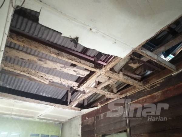 Keadaan siling rumah nenek Noridzuan yang berlubang dan telah reput di Kampung Pasir Puteh Bachang. 