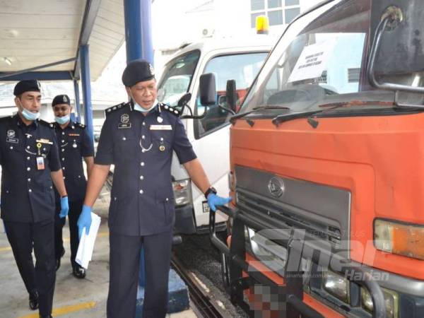 Arifai menunjukkan lori yang berjaya ditemukan bersama tangkapan lima suspek malam tadi.