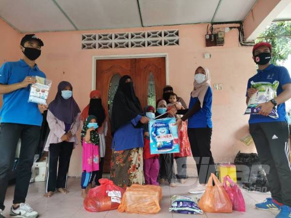 PBDB menyampaikan barangan keperluan dan lampin pakai buang kepada Aminah.