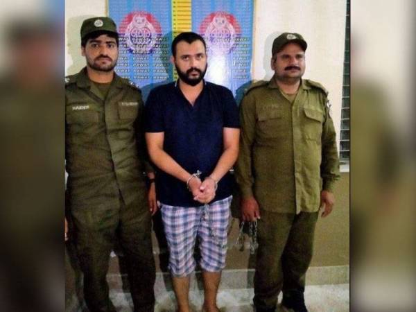 Hassan Siddiqui (tengah) ditahan polis dan berdepan tuduhan membunuh. - Foto: Agensi