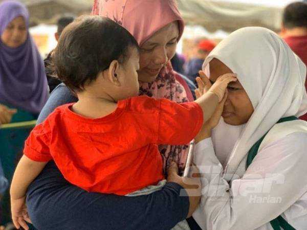 Nur Shafira Erryana gembira meraihkan kejayaan bersama ibu dan adiknya.