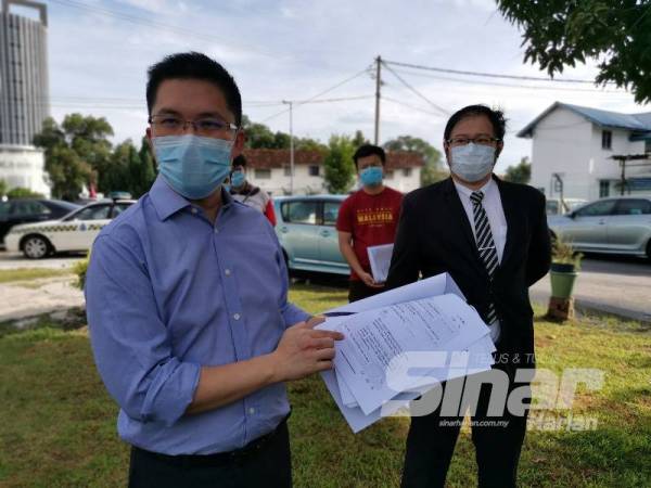 Kah Woh menunjukkan rekod perbualan yang disimpan berkaitan hantaran dalam Facebook miliknya Mac lalu.