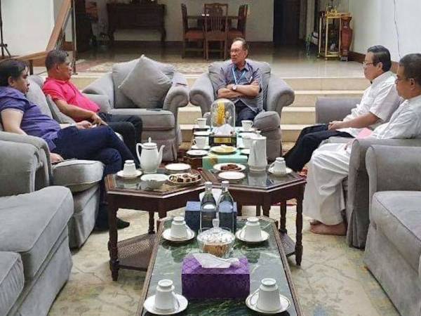 Gambar pertemuan Anwar dengan Guan Eng, Mohamad, Anthony Loke dan Saifuddin Nasution dimuat naik di Facebook Pakatan Harapan malam tadi.