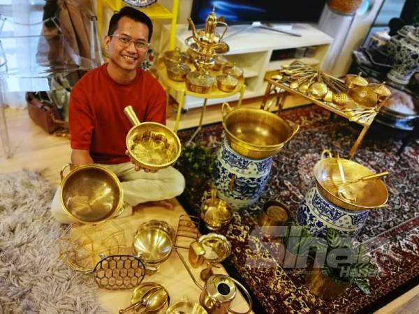 Arma Faizal bersama sebahagian daripada koleksi tembaganya. 