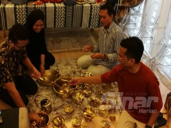 Koleksi tembaganya turut menarik perhatian rakan-rakan. 