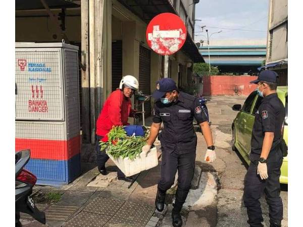 Anggota penguat kuasa DBKL menyita barangan milik warga asing yang menjalankan perniagaan di Jalan 2/3A, Pusat Bandar Utara pagi tadi.