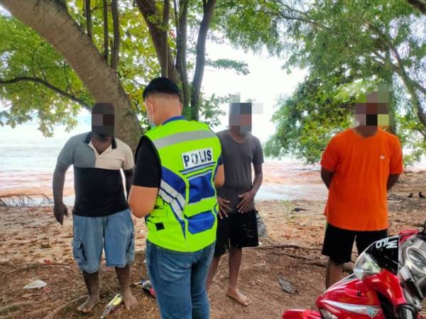 Antara remaja yang dikompaun kerana melanggar SOP dengan berkumpul dan meminum minuman keras.