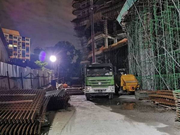 Tapak pembinaan beroperasi tanpa kebenaran di Jalan Bukit Kiara.