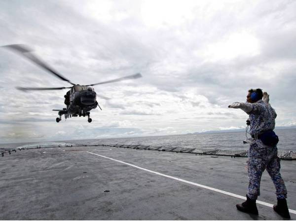 Sebuah Helikopter Super Lynx MK100 daripada Skuadron 501 berlepas dari kapal KD LEKIU bagi melaksanakan Op Benteng melalui ruang udara di sekitar perairan Selat Melaka Utara.