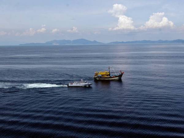 Sebuah Bot CB90 milik TLDM menghampiri dan memeriksa sebuah bot nelayan tempatan ketika Op Benteng di sekitar perairan Selat Melaka Utara hari ini.