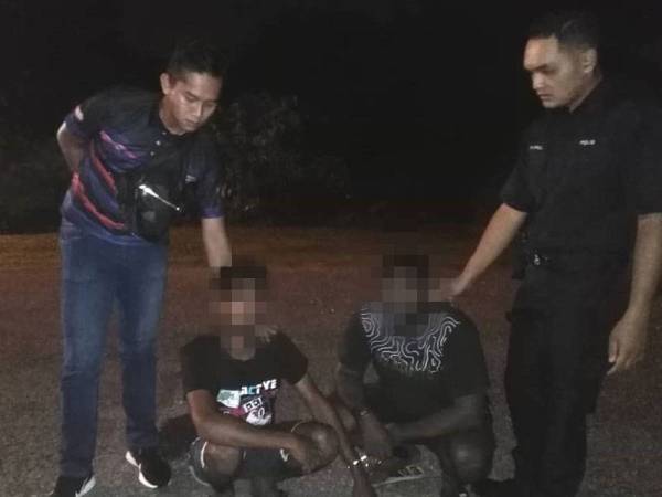 Dua suspek yang berjaya ditahan polis dalam kejadian awal pagi tadi.