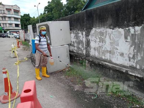 Pekerja pembersihan menjalankan kerja sanitasi di sekitar Kompleks Pasar Meru.