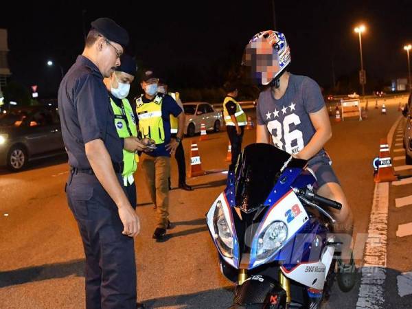 Azman melakukan pemeriksaan dalam Op Mabuk di Lebuhraya SILK, Kajang malam tadi.