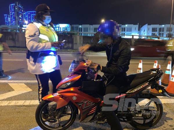 Polis menjalankan Op Mabuk di Lebuhraya SILK, Kajang malam tadi.