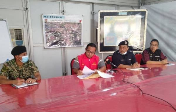 Jusni (dua dari kiri) memberi penerangan sewaktu sidang akhbar di Bilik Gerakan PKPDP Kuala Langat hari ini.