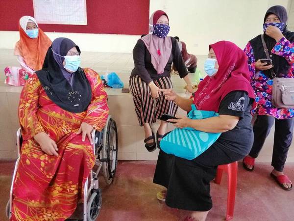 Amalina (kiri) dan Noraini (kanan) ketika ditemui di PPS Dewan MPTI Langkap, hari ini.