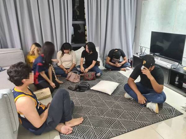 Polis menggempur kediaman yang disewa dan dijadikan sebagai tempat parti liar, di ibu negara, baru-baru ini.