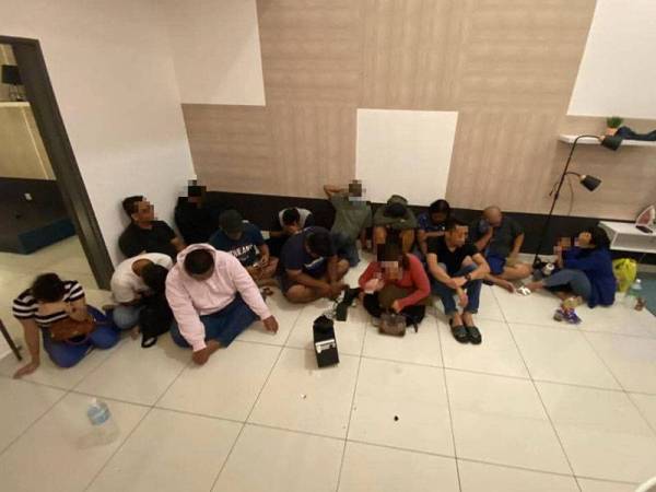 Polis menggempur kediaman yang disewa dan dijadikan sebagai tempat parti liar, di ibu negara, baru-baru ini.