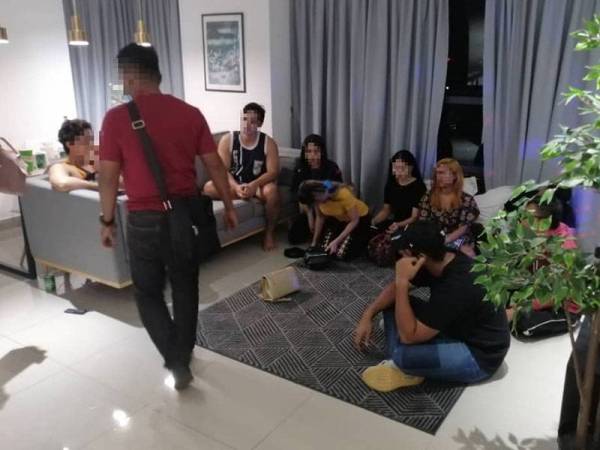 Polis menggempur kediaman yang disewa dan dijadikan sebagai tempat parti liar, di ibu negara, baru-baru ini.