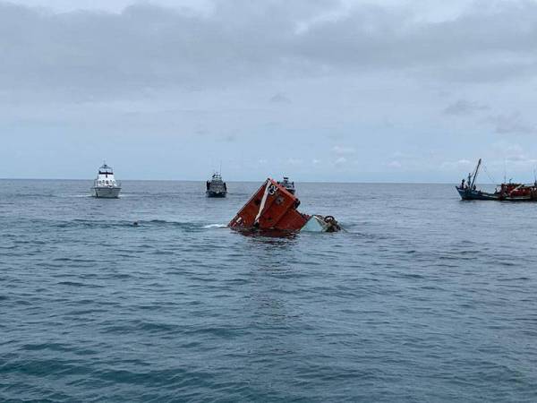 Salah satu bot yang ditenggelamkan dalam operasi berkenaan.