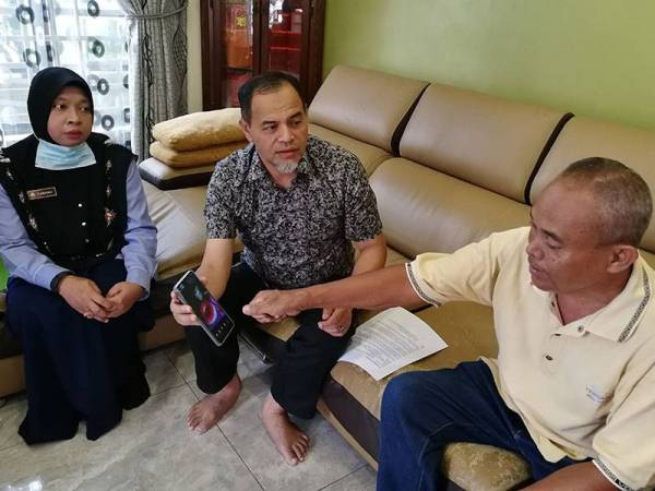 Abdull Aziz (kanan) menunjukkan puding buih yang dimakan mereka kepada Nurkhuzaini dan Farihah