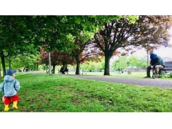 Eddie hanya melihat dari jauh anaknya. - Foto BBC