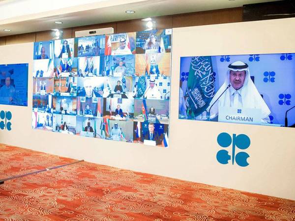 Mesyuarat melalui sidang video yang dipengerusikan Menteri Tenaga Arab Saudi, Putera Abdulaziz Salman al-Saud (kanan) mencapai kesepakatan bersejarah untuk mengurangkan pengeluaran minyak kepada 9.7 juta tong sehari bermula 1 Mei lalu. - Foto AFP