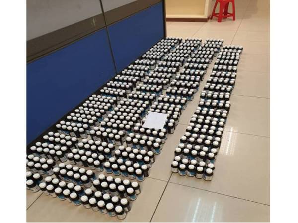 Polis merampas 830 botol ubat batuk dipercayai mengandungi dadah dalam serbuan di sebuah rumah di Bandar Saujana Putra, Kuala Langat, Jumaat lalu.