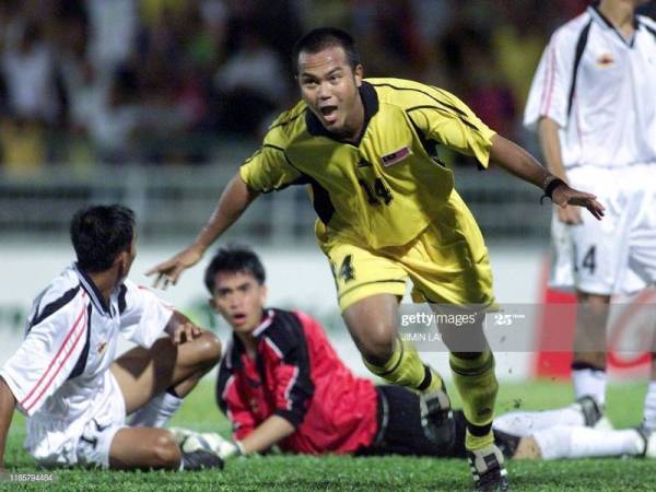 Aksi Akmal Rizal ketika menyarung jersi Malaysia pada Sukan SEA 2001 di Kuala Lumpur. 