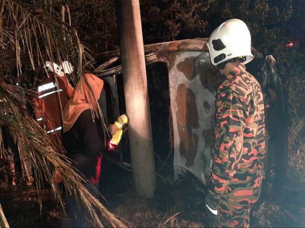 Anggota bomba memeriksa lokasi kejadian selepas api berjaya dipadamkan. - Foto ihsan JBPM Kedah 