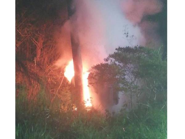 Api sedang marak pada salah sebuah kereta yang terbabas selepas terlanggar seekor lembu. - Foto ihsan JBPM Kedah