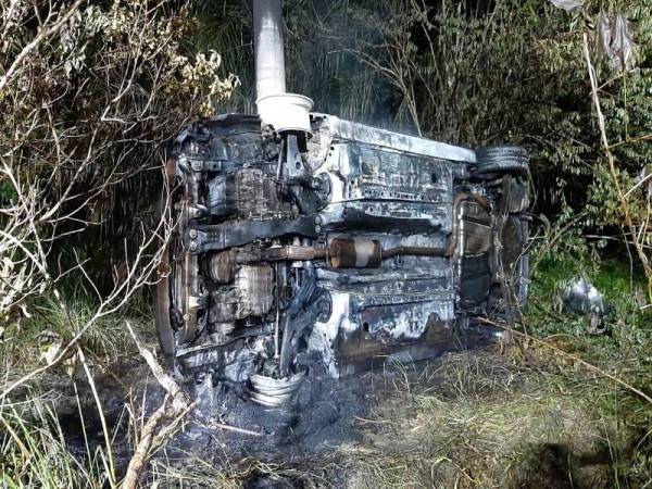 Kenderaan yang terbakar musnah 90 peratus dalam kejadian di Jalan Kulim-Baling-Gerik di sini malam tadi. - Foto ihsan JBPM Kedah 