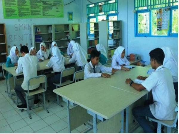 Pelajar-pelajar yang hadir mengikuti kelas di SMK Negeri 3 di Desa Talang Tengah. -Foto Kompas