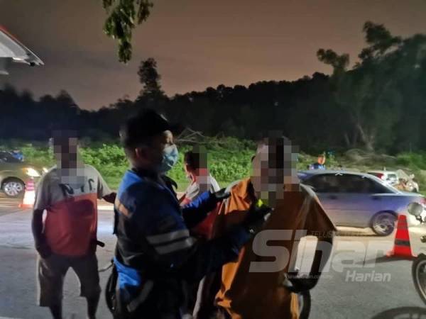 Salah seorang pemandu yang melakukan ujian pernafasan alkohol.