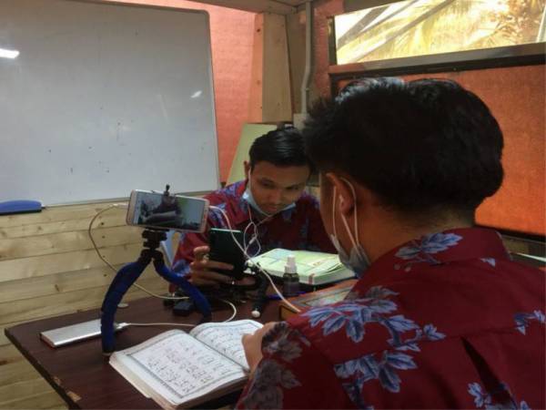 Guru menjalankan sesi pengajaran dan pembelajaran al-Quran secara dalam talian.