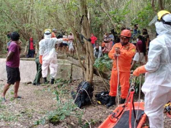 Pasukan penyelamat bantu membawa keluar Robert yang terperangkap selama enam hari selepas terjatuh dalam telaga gara-gara dikejar anjing. - Foto Detik News