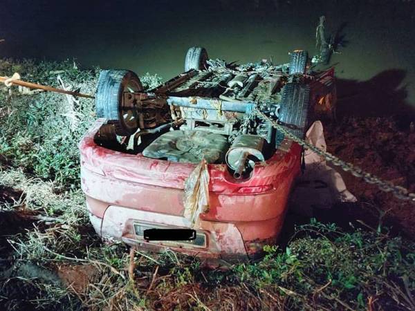 Kereta milik mangsa berjaya dikeluarkan dari dalam sungai malam tadi selepas terbabas dipercayai lebih seminggu lalu. -Foto: Ihsan JBPM Kedah