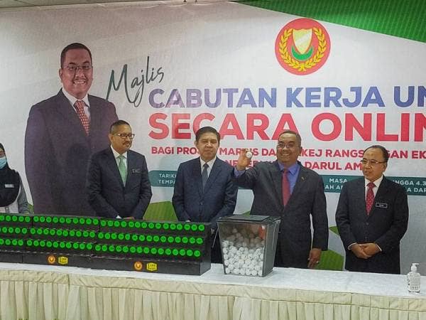 Muhammad Sanusi (dua dari kanan) membuat cabutan undi bagi Projek Marris dan Pakej Rangsangan Ekonomi Negeri Kedah di Wisma Darul Aman di sini hari ini.