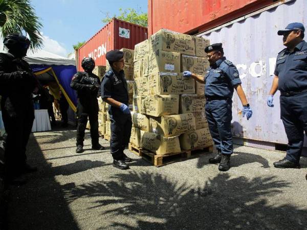 Abdul Latif (dua dari kanan) menunjukkan kotak berisi produk susu unta dan kambing pra campuran yang dirampas.