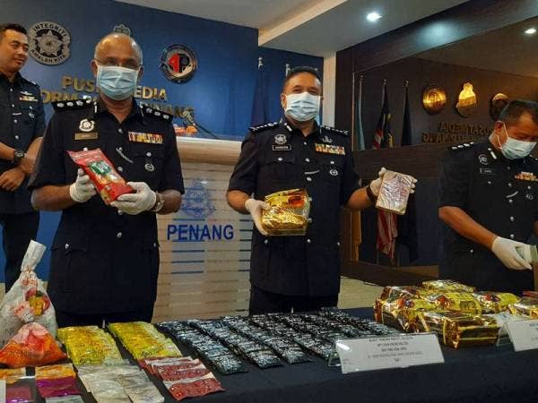 Sahabudin (tengah) bersama pegawainya menunjukkan dadah yang dirampas dari kedua-dua tangkapan.