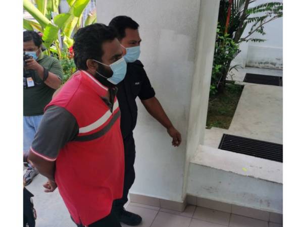 Tertuduh dibawa keluar dari mahkamah selepas selesai pertuduhan kes terhadapnya.