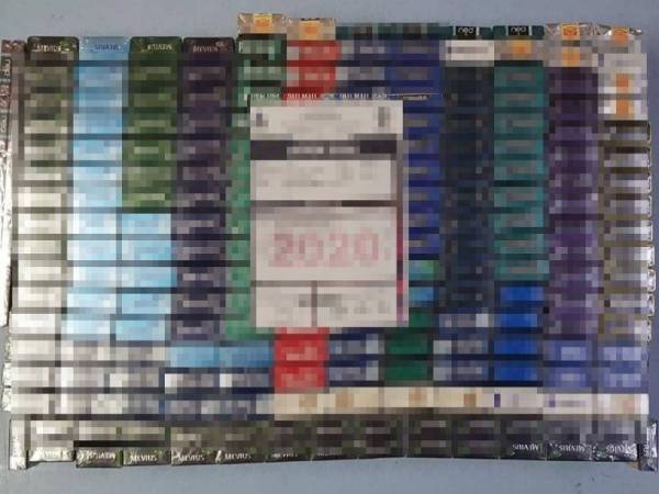 Polis merampas 350 kotak rokok pelbagai jenama yang disyaki hasil rompakan pecah kedai.