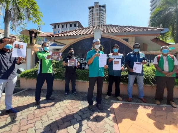 Abdul Razib (empat dari kiri) bersama Exco DPPNPP hadir ke Ibu Pejabat SPRM Pulau Pinang untuk membuat laporan tadi.