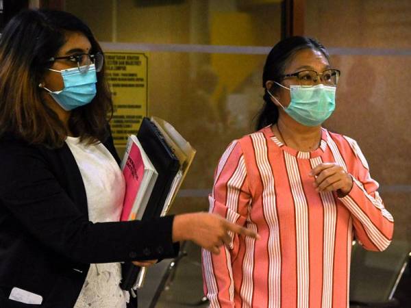 Ibu tunggal, Lai Yuet Ming, 64, (kanan) mengaku tidak bersalah selepas kedua-dua pertuduhan di Mahkamah Sesyen hari ini. - Foto Bernama