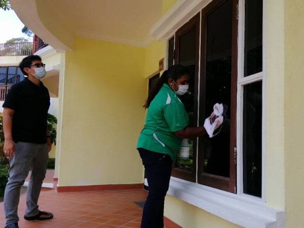 Munir memeriksa kerja-kerja pembersihan dilakukan di Anjungan Beach Resort, Pulau Pangkor sebagai persediaan menerima kehadiran pelancong.