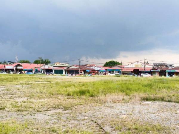 Kawasan lapang yang sesuai dijadikan sebagai tapak pembinaan pasar basah dan kering yang dijangka merancakkan lagi perkembangan ekonomi di Rantau Panjang.